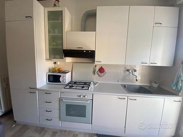 Cucina parete bianca