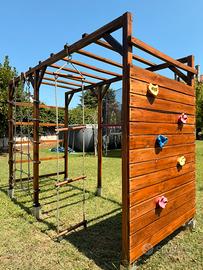 Struttura arrampicata per bambini restaurata