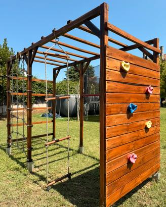 Struttura arrampicata per bambini restaurata