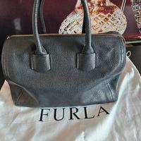 Bauletto  Furla in pelle nero.