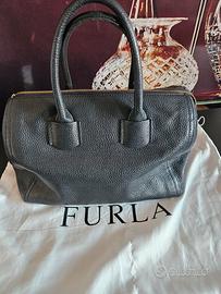 Bauletto  Furla in pelle nero.