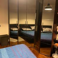 Armadio angolare con ante a specchio