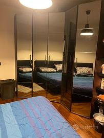 Armadio angolare con ante a specchio