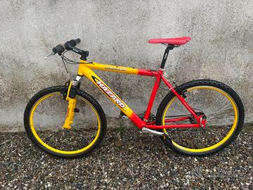 Bicicletta rossa e gialla nuova