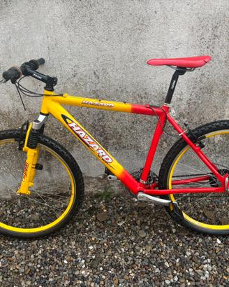 Bicicletta rossa e gialla nuova