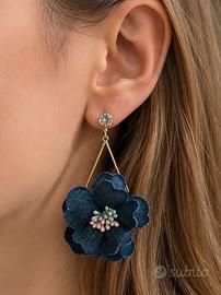 Orecchini pendenti fiori in jeans blu e strass