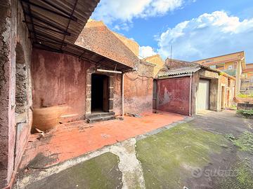 Casa d'epoca con corte 92 mq