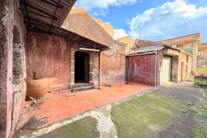 Casa d'epoca con corte 92 mq