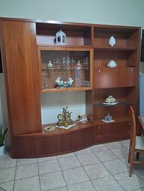 Parete attrezzata e tavolo con 4 sedie