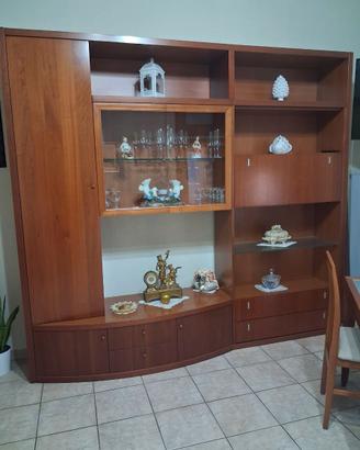 Parete attrezzata e tavolo con 4 sedie