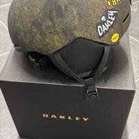 Casco oakley