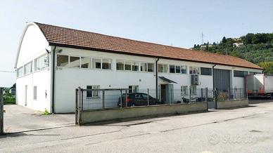 Immobile di 560 m² con più di 5 locali a Foligno