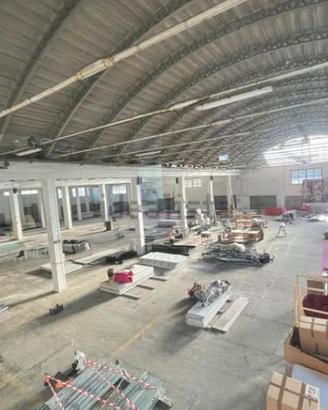 Capannone di mq 3000, con mq 6000 spazio esterno
