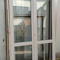 Portefinestre e finestre in legno bianco/marrone 