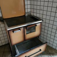 Stufa a legna con casettiera