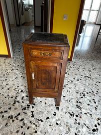 Comodino antico in legno e piano in marmo