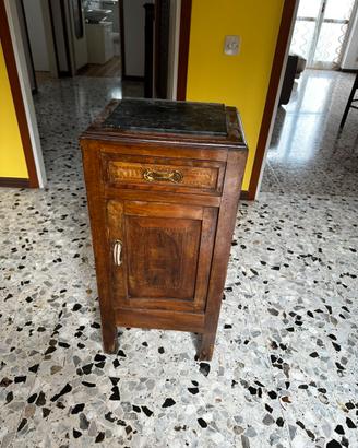 Comodino antico in legno e piano in marmo