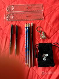 2 righe, 4 matite, 2 penne e 1 portachiavi  Arma