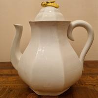 Teiera in ceramica con ape decorativa