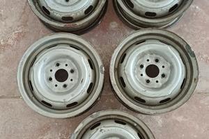 fiat 124 1100r cerchi 13 x 4,5 e coppette borchie