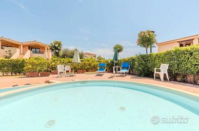 Bilocale con piscina, terrazza e posto auto
