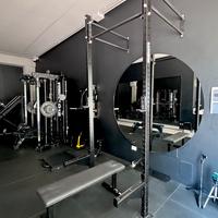 Rig a muro da crossfit/palestra con panca