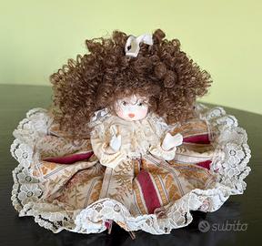 Bambola di porcellana vintage