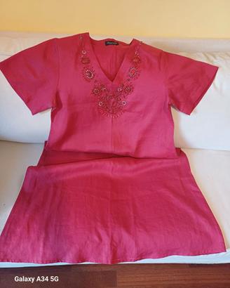 Abito rosso con scollo a V e pietre tono su tono