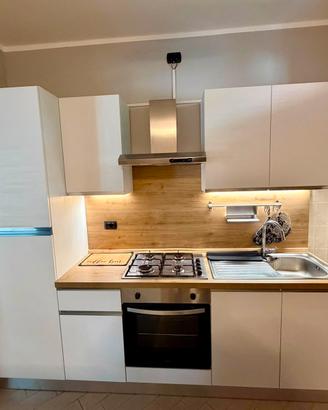 Cucina lineare Mondo Convenienza 255 cm con led