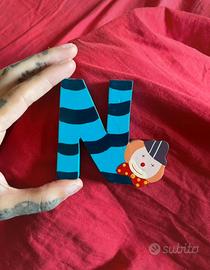 Lettera N decorativa in legno