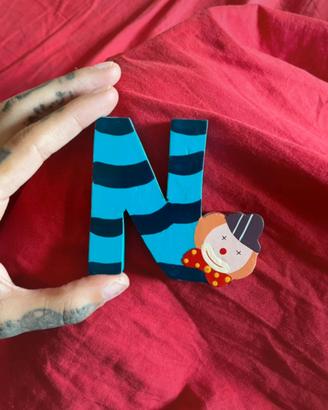 Lettera N decorativa in legno