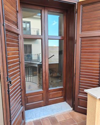 Finestre e persiane in legno niangon 