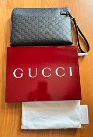 Pouch Gucci Emblem misura media in pelle GG nera.
