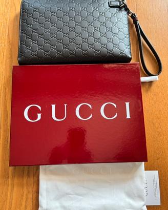 Pouch Gucci Emblem misura media in pelle GG nera.