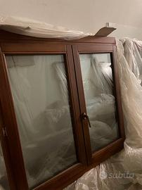 Finestra in legno, doppi vetri e persiane.