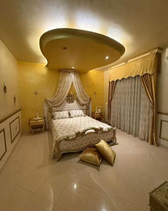 Camera da letto, stile veneziano, con tendaggi.