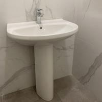 Lavabo con colonna e rubinetteria