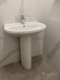 Lavabo con colonna e rubinetteria
