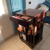 Elegante comodino libreria girevole in legno