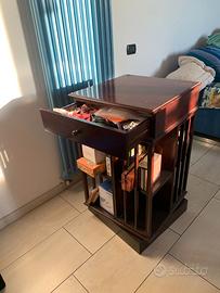 Elegante comodino libreria girevole in legno