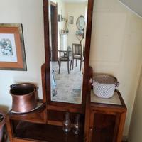 mobile antico da camera con specchio