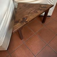 Tavolino triangolare in legno