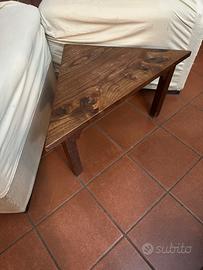 Tavolino triangolare in legno