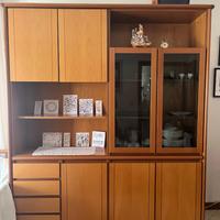 Credenza, tavolo e sedie