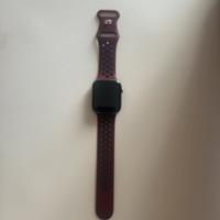 Apple watch con cinturino sportivo color bordeaux/