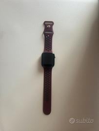 Apple watch con cinturino sportivo color bordeaux/