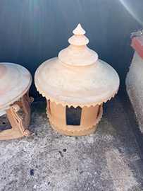 Cappello comignolo in terracotta.