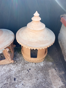 Cappello comignolo in terracotta.