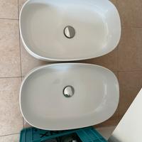 Coppia lavabo da appoggio in ceramica con piletta