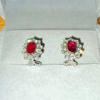 Orecchini con rubino e diamanti lavorati a mano